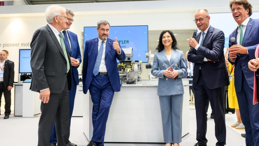 Baden-Württembergs Ministerpräsident Winfried Kretschmann, Bundesverkehrsminister Patrick Schnieder, Bayerns Ministerpräsident Dr. Markus Söder, Bundeswirtschaftsministerin Katherina Reiche und Bundeskanzler Friedrich Merz (v.l.n.r.) während eines Rundgangs über die IAA.
