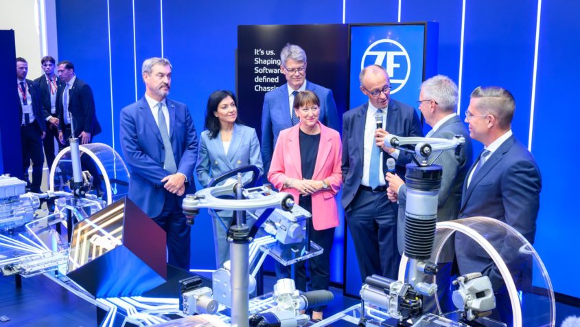 Bayerns Ministerpräsident Dr. Markus Söder, Bundeswirtschaftsministerin Katherina Reiche, Bundesverkehrsminister Patrick Schnieder, VDA-Präsidentin Hildegard Müller und Bundeskanzler Friedrich Merz informieren sich über Neuheiten in der Automobilbranche.