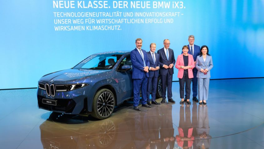 Gruppenbild vor einem BMW (v.l.n.r.): Ministerpräsident Dr. Markus Söder, der Vorstandsvorsitzende der BMW AG, Oliver Zipse, Bundeskanzler Friedrich Merz, VDA-Präsidentin Hildegard Müller, Bundesverkehrsminister Patrick Schnieder und Bundeswirtschaftsministerin Katherina Reiche.
