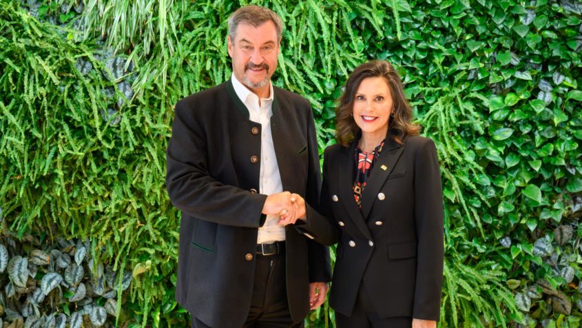 Ministerpräsident Dr. Markus Söder (links) begrüßt die Gouverneurin von Michigan, Gretchen Whitmer (rechts), in der Staatskanzlei.
