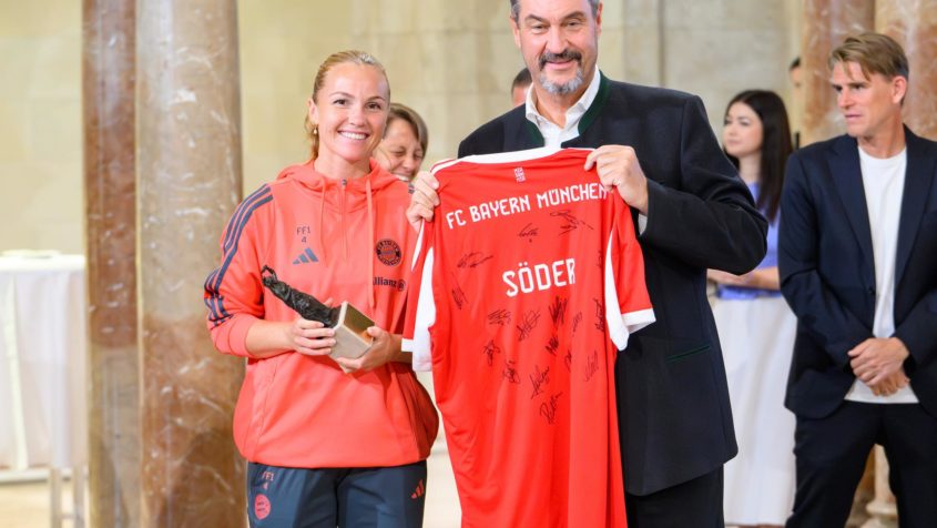 Ministerpräsident Dr. Markus Söder (rechts) mit der Kapitänin der Frauenfußballmannschaft des FC Bayern München, Glódís Perla Víggósdottir (links).