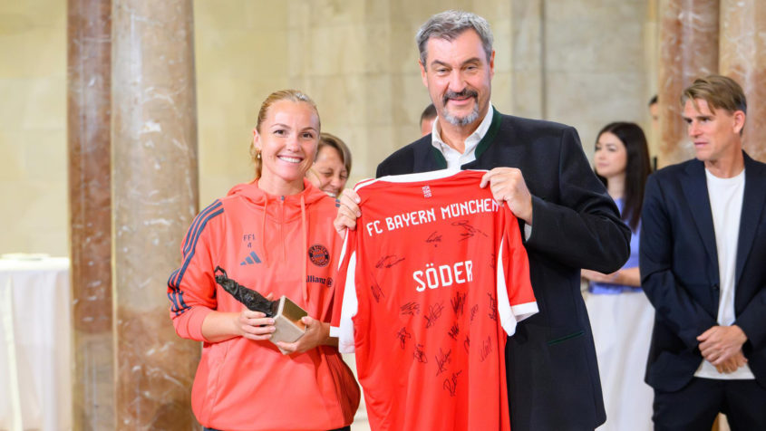 250910_Empfang+der+Fu%C3%9Fballmannschaften+des+FC+Bayern+M%C3%BCnchen_FR-5 Ministerpräsident Dr. Markus Söder (rechts) mit der Kapitänin ...