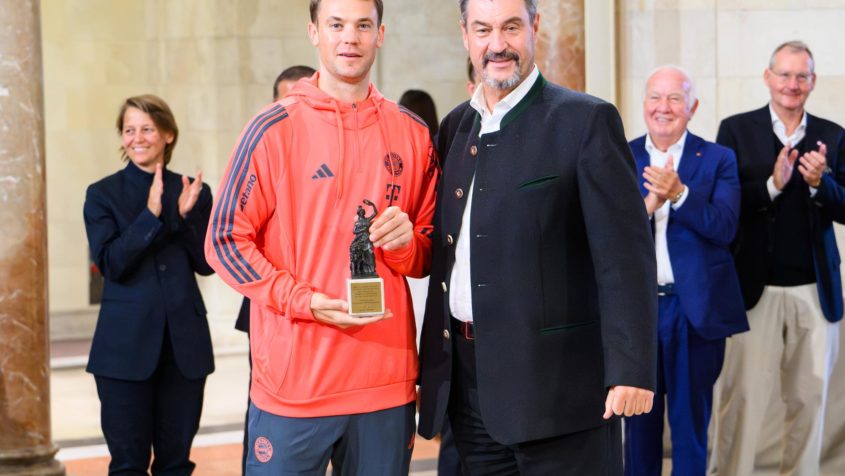 Der Kapitän der Herrenfußballmannschaft des FC Bayern München, Manuel Neuer (links), und Ministerpräsident Dr. Markus Söder (rechts).