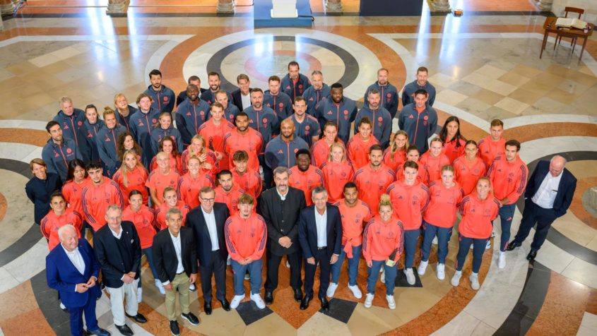 Im Kuppelsaal der Bayerischen Staatskanzlei empfängt Ministerpräsident die 1. Frauen- und Herrenfußballmannschaft des FC Bayern München.