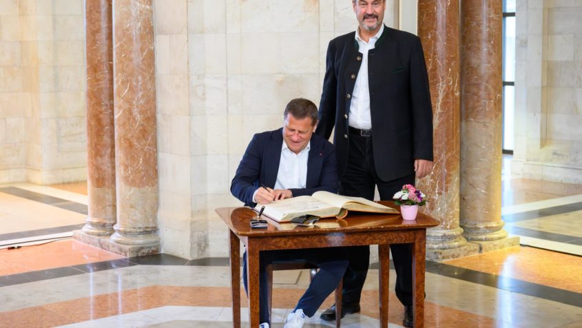 Der Sportvorstand der FC Bayern München AG, Max Eberl, trägt sich im Beisein von Ministerpräsident Dr. Markus Söder in das Gästebuch der Bayerischen Staatsregierung ein.