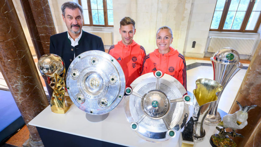 250910_Empfang+der+Fu%C3%9Fballmannschaften+des+FC+Bayern+M%C3%BCnchen_FR-3 Gruppenbild (v.l.n.r.): Ministerpräsident Dr. Markus Söder, ...
