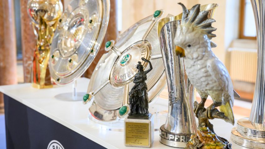 Ministerpräsident Dr. Markus Söder: "Der Stern des Südens strahlt! Herzlichen Glückwunsch zum Meistertitel 24/25 an die Herren um Kapitän Manuel Neuer und sogar zum Triple aus Meisterschaft, Pokal und Supercup an die FCB Frauen. Endlich sind alle wieder zusammen beim traditionellen Meister-Empfang – nach einem Jahr Pause gab es Entzugserscheinungen. Geht es dem FC Bayern gut, geht’s auch dem Freistaat gut. Der Verein ist absolute Spitze im Sport und Bestandteil unserer Stärke und Bekanntheit in der Welt."