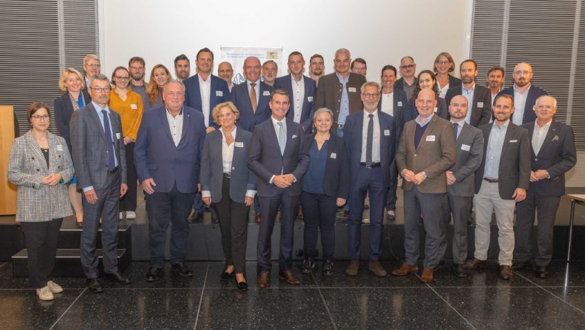 Gruppenbild mit allen Teilnehmern am Eröffnungsabend des EU-Praxis-Check "Wiederherstellungs-VO" in der IHK Schwaben in Augsburg. © Peter Fastl