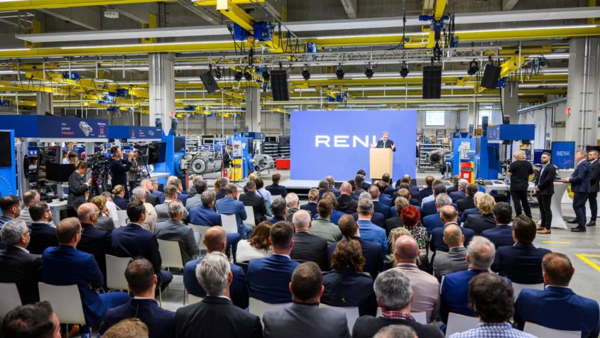 "Bayern ist mit insgesamt 45.000 Beschäftigten und 4 Milliarden Euro Jahresumsatz das Zentrum der Sicherheits- und Verteidigungsindustrie." - Ministerpräsident Dr. Markus Söder.