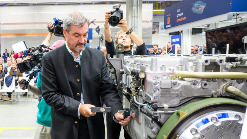 Ministerpräsident Dr. Markus Söder: "Bayern ist Defense-Tech-Standort Nummer 1: Das modulare Produktionskonzept erhöht die Produktivität und stärkt den Standort Augsburg sowie ganz Bayern und Deutschland."