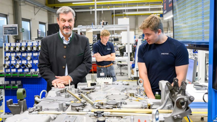 Bei einem Rundgang informiert sich Ministerpräsident Dr. Markus Söder über das neue Produktionskonzept.