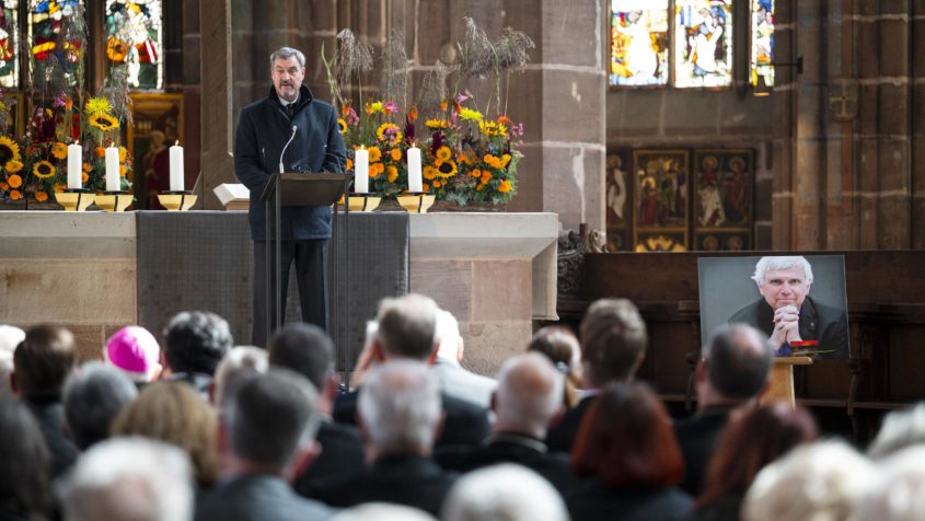 "Ein großer Kirchenmann und Brückenbauer, Reformer und engagierter Christ. Er hat die Evangelische Kirche in Bayern mit klaren Worten und tiefer Überzeugung geprägt und war Stimme des Glaubens, der Versöhnung und des Miteinanders. Sein Einsatz für interreligiösen Dialog, für Toleranz, für Respekt und für den Zusammenhalt in unserer Gesellschaft bleibt unvergessen." - Ministerpräsident Dr. Markus Söder.