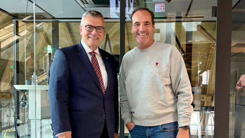 Bei seinem Studiobesuch bei Klassik Radio in Augsburg trifft Medienminister Dr. Florian Herrmann (links) unter anderem Moderator Thomas Ohrner (rechts).
