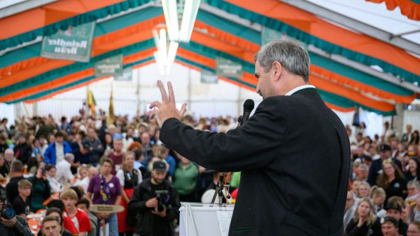 "Hier gilt: Miteinander statt gegeneinander! Bayern ist Ehrenamtsland, das war auch heute beim Festzug zu sehen: Feuerwehr, Gartenbauverein, Trachtler und Trommler – eine beeindruckende Vielfalt." - Ministerpräsident Dr. Markus Söder.