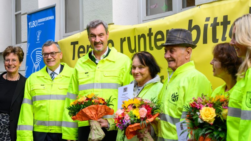 Staatskanzleiminister Dr. Florian Herrmann und Ministerpräsident Dr. Markus Söder bedanken sich bei den ehrenamtlichen Schulweghelfern.