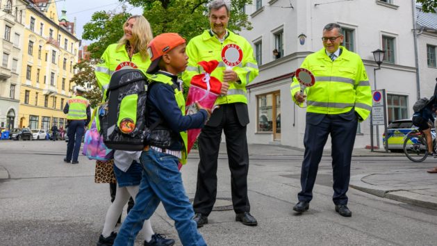 Anlässlich der Gemeinschaftsaktion „Sicher zur Schule – sicher nach Hause“ besuchen Kultusministerin Anna Stolz, Ministerpräsident Dr. Markus Söder und Staatskanzleiminister Dr. Florian Herrmann die Grundschule an der Kirchenstraße in München.