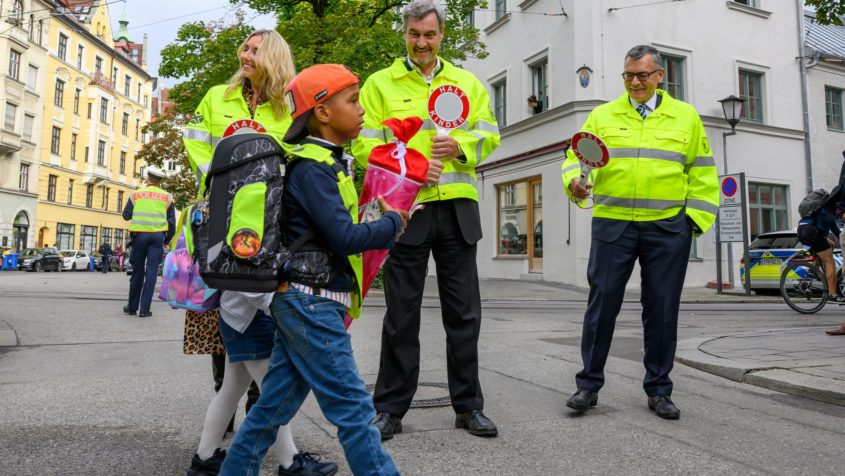 Anlässlich der Gemeinschaftsaktion „Sicher zur Schule – sicher nach Hause“ besuchen Kultusministerin Anna Stolz, Ministerpräsident Dr. Markus Söder und Staatskanzleiminister Dr. Florian Herrmann die Grundschule an der Kirchenstraße in München.