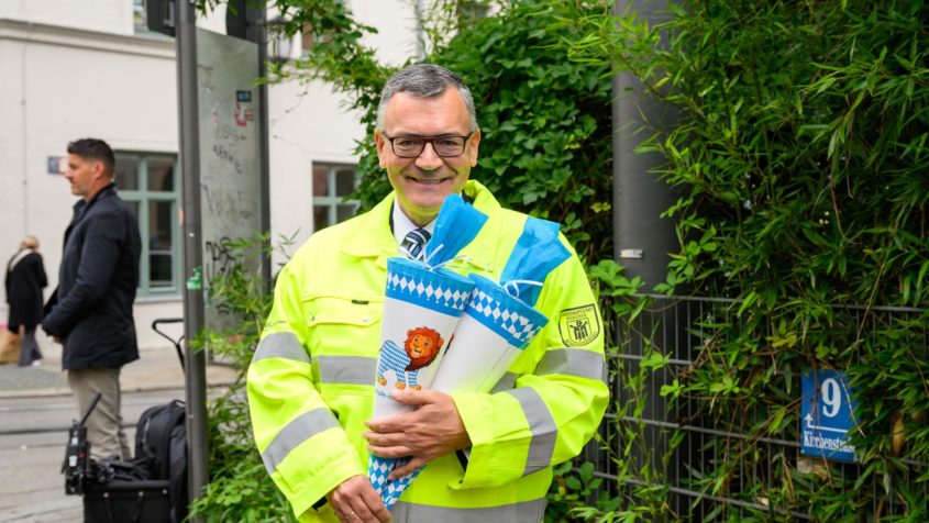 Staatskanzleiminister Dr. Florian Herrmann: "Sicher zur Schule und sicher nach Hause! Dieses Motto der Landesverkehrswacht gilt jetzt zu Beginn des neuen Schuljahrs wieder ganz besonders. Gerade zum Schulstart sind Aufmerksamkeit und Rücksichtnahme auf den Straßen besonders wichtig, damit unsere Kinder einen sicheren Schulweg haben."
