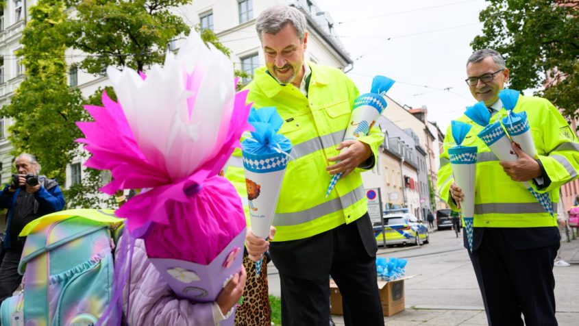 Erstklässler bekommen zum Schulstart von Ministerpräsident Dr. Markus Söder und Staatskanzleiminister Dr. Florian Herrmann eine Schultüte.