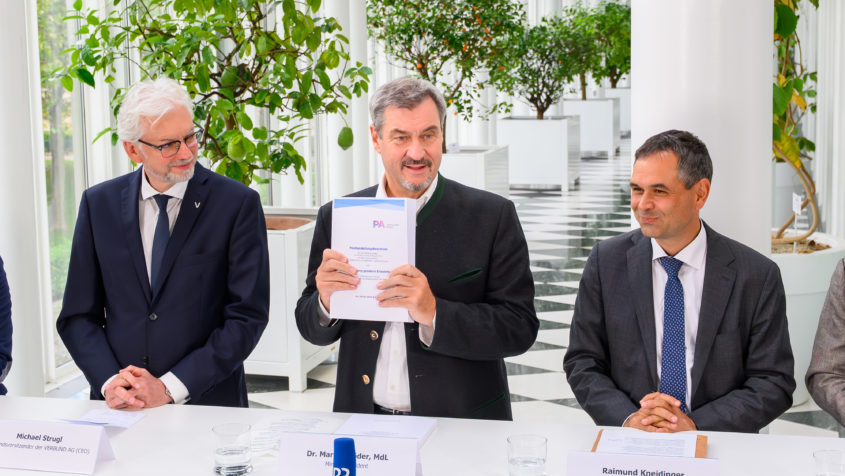 Ministerpräsident Dr. Markus Söder, Bildmitte, mit dem Passauer Landrat Raimund Kneidinger, rechts, und dem CEO der VERBUND AG, Michael Strugl, links im Bild.