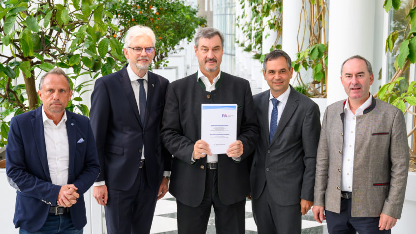 Gruppenbild (v.l.n.r.): Umweltminister Thorsten Glauber, der CEO der VERBUND AG, Michael Strugl, Ministerpräsident Dr. Markus Söder, der Passauer Landrat Raimund Kneidinger und Wirtschaftsminister Hubert Aiwanger anlässlich der Übergabe Planfeststellungsbeschluss Energiespeicher Riedl.