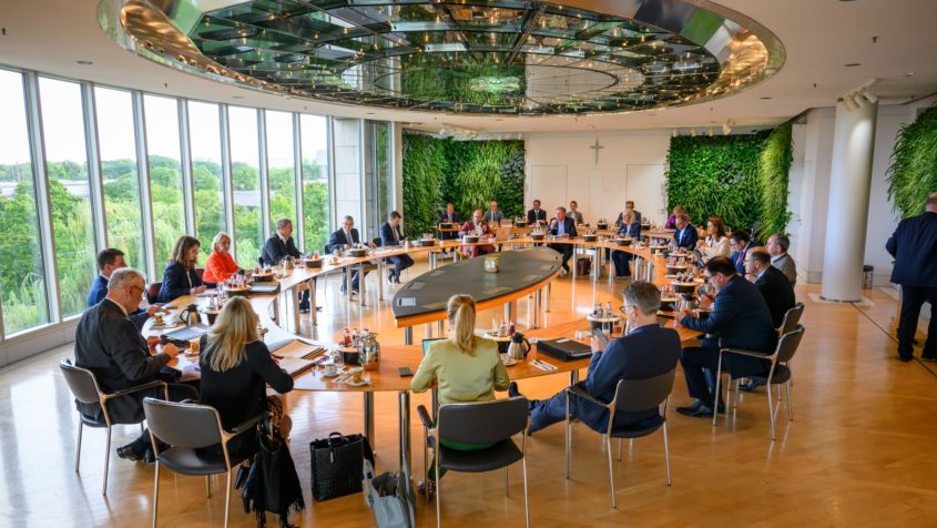 Das Kabinett befasst sich in seiner Sitzung am 16. September insbesondere mit dem Schulstart in Bayern.