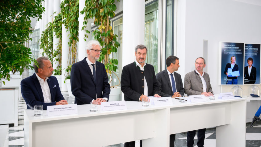 Ministerpräsident Dr. Markus Söder: "Die Energiewende in Bayern macht den nächsten Sprung. Mit dem Pumpspeicherkraftwerk Riedl im Landkreis Passau bauen wir die Erneuerbaren Energien kräftig aus und verbessern die Netzstabilität in Bayern. Das Kraftwerk ist eines der größten Infrastrukturprojekte für Niederbayern. Auf dem Weg dorthin war heute die Übergabe des Planfeststellungsbeschlusses mit Landrat Raimund Kneidinger und Kraftwerksbetreiber Michael Strugl von der VERBUND AG bei uns in der Staatskanzlei. Das Pumpspeicherkraftwerk Riedl wird die Dimension von 50 modernen Windrädern oder einem Gaskraftwerk haben. Hier entsteht ein echtes Kraftpaket aus nachhaltiger und erneuerbarer Quelle."