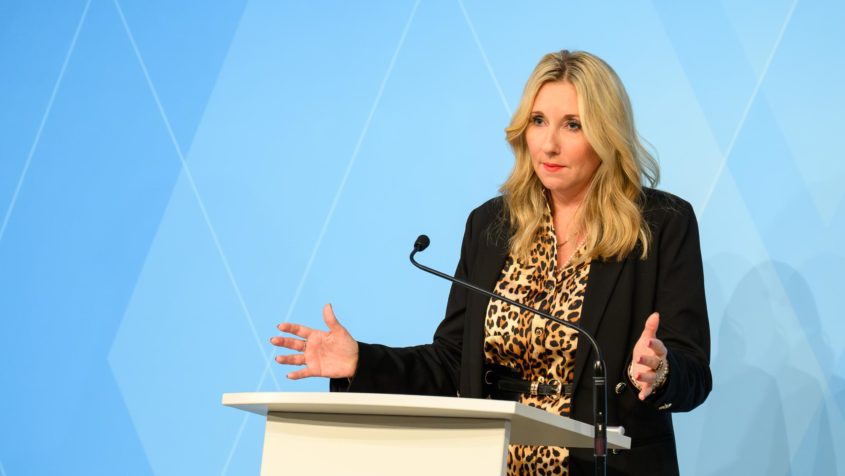 Über die wesentlichen Ergebnisse der Kabinettssitzung informiert unter anderem Kultusministerin Anna Stolz in einer Pressekonferenz.