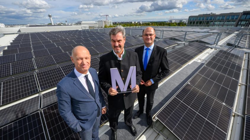 Der Vorsitzende der Geschäftsführung und Arbeitsdirektor der Flughafen München GmbH, Jost Lammers, Ministerpräsident Dr. Markus Söder und Finanzminister Albert Füracker (v.l.n.r.) bei der Inbetriebnahme von Bayerns größtem öffentlich zugänglichen Ladepark für E-Autos am Münchner Flughafen.