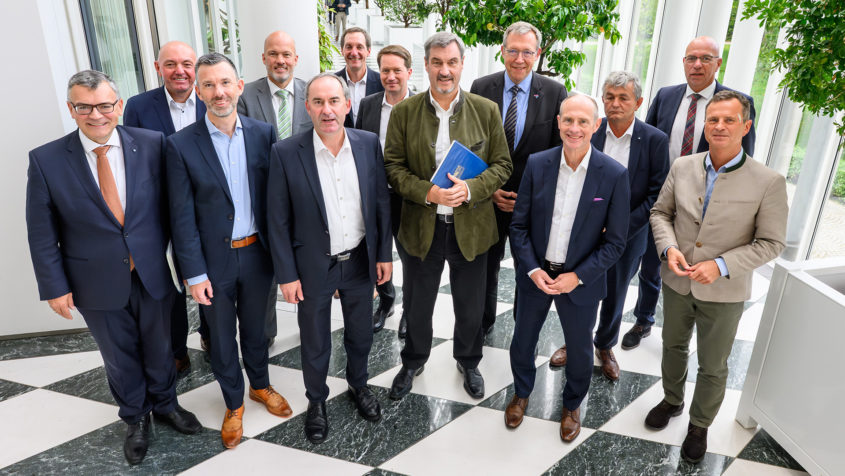 Gruppenbild zum Bayerischen Stromnetzgipfel mit Ministerpräsident Dr. Markus Söder, Staatskanzleiminister Dr. Florian Herrmann, Wirtschaftsminister Hubert Aiwanger und Vertretern der Netzbetreiber und der Wirtschaft.
