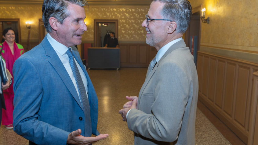Im Gespräch: Europaminister Eric Beißwenger (links) und der Präsident der Deutschen Gesellschaft für Luft- und Raumfahrt Lilienthal-Oberth e. V., Roland Gerhards (rechts). © Peter Fastl