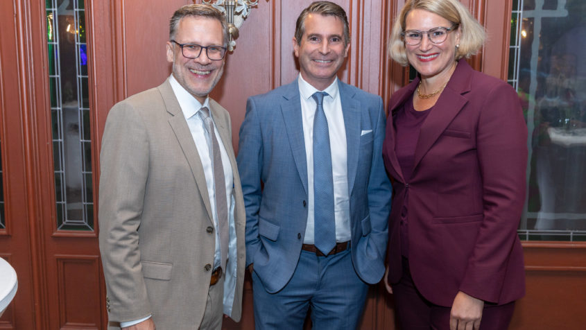 Der Präsident der Deutschen Gesellschaft für Luft- und Raumfahrt Lilienthal-Oberth e. V., Roland Gerhards, Europaminister Eric Beißwenger und Augsburgs Oberbürgermeisterin Eva Weber (v.l.n.r.) beim Staatsempfang anlässlich des 74. Deutschen Luft- und Raumfahrtkongresses. © Peter Fastl