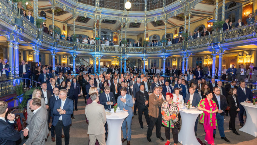 Zahlreiche Gäste sind zum Staatsempfang anlässlich des 74. Deutschen Luft- und Raumfahrtkongresses der Deutschen Gesellschaft für Luft- und Raumfahrt Lilienthal-Oberth e. V. in das Kurhaus Augsburgs gekommen. © Peter Fastl