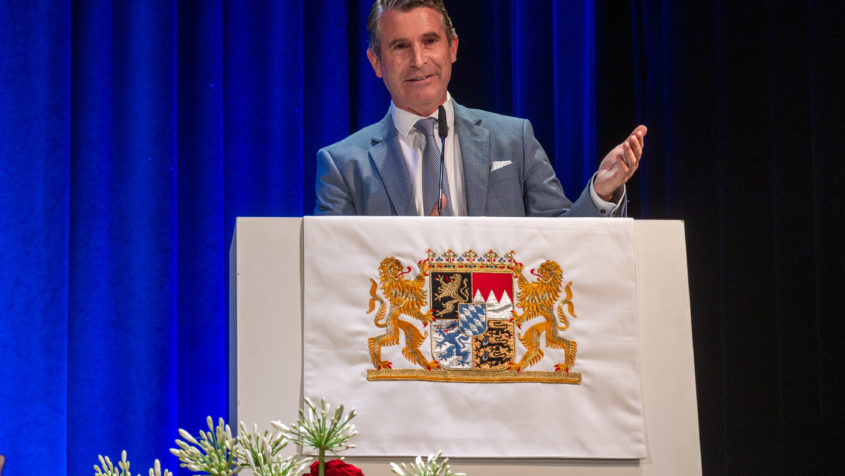 Europaminister Eric Beißwenger hält eine Rede zum Thema "Luft- und Raumfahrtkompetenz Bayerns". © Peter Fastl