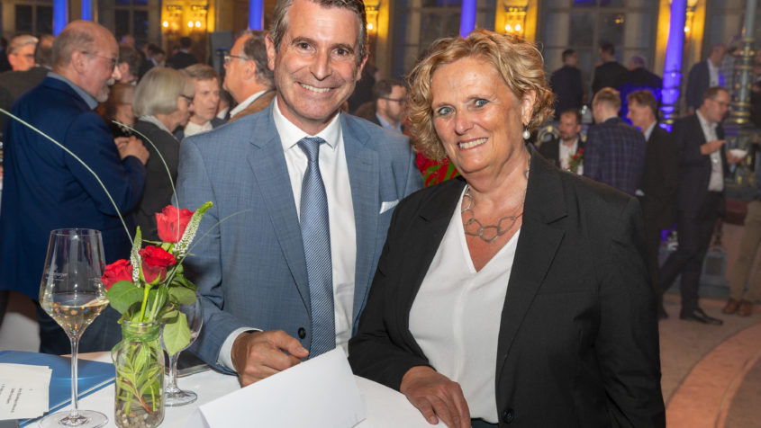 Europaminister Eric Beißwenger (links) mit der Regierungspräsidentin von Schwaben, Barbara Schretter (rechts). © Peter Fastl
