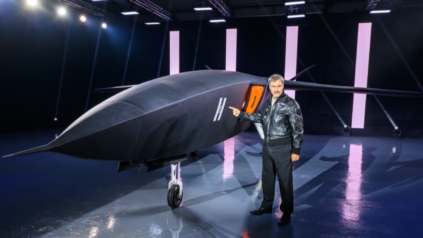 Ministerpräsident Dr. Markus Söder mit dem neuen Luftverteidigungssystem der Helsing Germany GmbH.