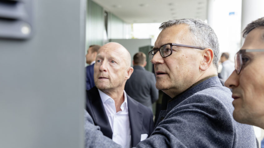 Der Leiter der Bayerischen Staatskanzlei, Staatsminister Dr. Florian Herrmann, besucht anlässlich des 25-jährigen Firmenjubiläums die SFC Energy AG in Brunnthal. © SFC Energy AG