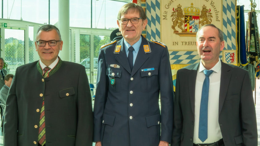 Staatskanzleiminister Dr. Florian Herrmann, der Präsident des Bayerischen Soldatenbundes 1874 e.V., Oberst a.D. Richard Drexl, und Wirtschaftsminister Hubert Aiwanger (v.l.n.r.). © Bayerischer Soldatenbund 1874 e. V.