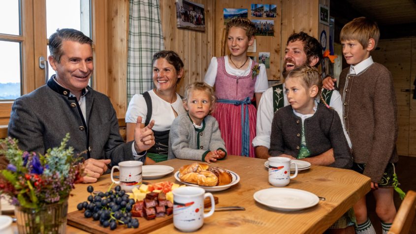 Europaminister Eric Beißwenger bei einer Brotzeit mit der Familie Steurer auf der Alpe Wilhelmine.