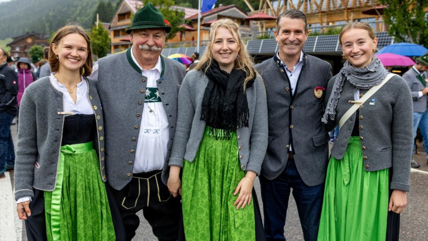 Gruppenbild mit dem Ersten Bürgermeister der Gemeinde Balderschwang, Konrad Kienle (2. von links), und Europaminister Eric Beißwenger (2. von rechts) beim Viehscheid in Balderschwang.