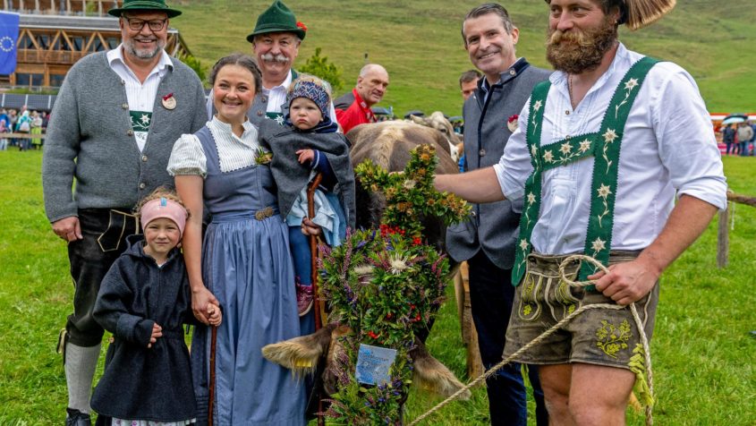 Europaminister Eric Beißwenger nimmt am Viehscheid in Balderschwang teil.