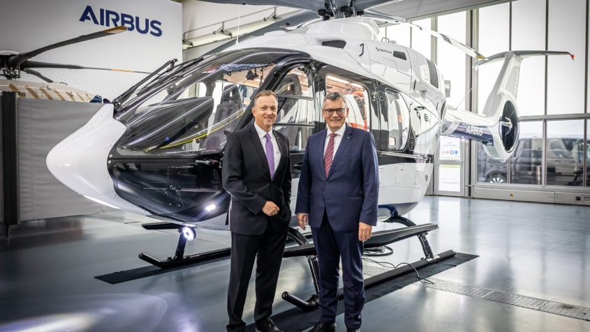 Bei seinem Besuch bei Airbus Helicopters Deutschland GmbH in Deutschland wird Staatsminister Dr. Florian Herrmann (rechts) vom CEO der Airbus Helicopters Deutschland GmbH, Stefan Thomé (links), empfangen. © Airbus Helicopters / Christian Keller