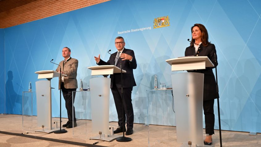Die Pressekonferenz mit Wirtschaftsminister Hubert Aiwanger, Staatskanzleiminister Dr. Florian Herrmann und Landwirtschaftsminister Michaela Kaniber (v.l.n.r.) findet im Foyer des Prinz-Carl-Palais statt.
