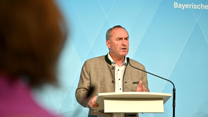 Wirtschaftsminister Hubert Aiwanger bei der Pressekonferenz nach der Kabinettssitzung.