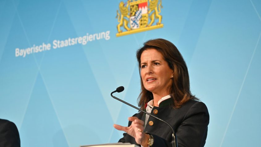 Landwirtschaftsministerin Michaela Kaniber bei der Pressekonferenz nach der Kabinettssitzung.
