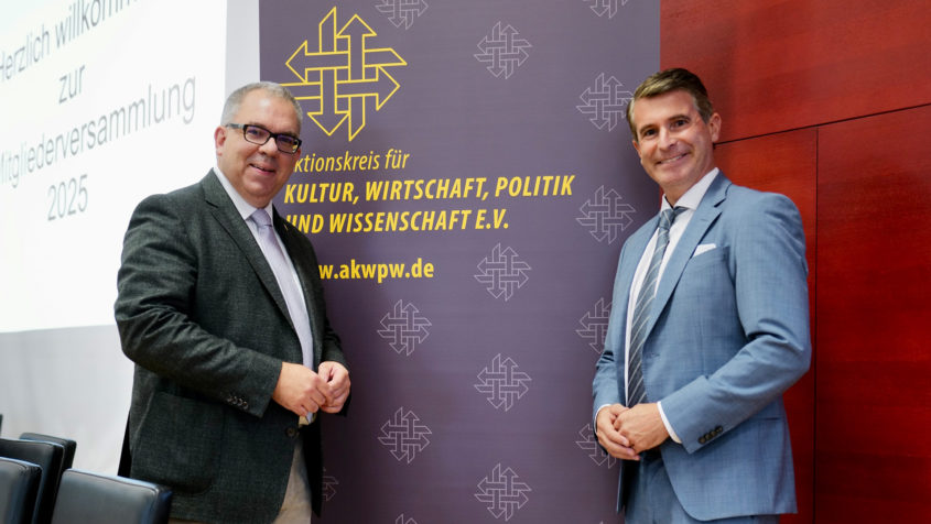 Der Vorsitzende des Aktionskreises für Kultur, Wirtschaft, Politik und Wissenschaft e.V., Tobias Kurzmaier (links), und Europaminister Eric Beißwenger (rechts), bei der Mitgliederversammlung 2025 des Aktionskreises für Kultur, Wirtschaft, Politik und Wissenschaft e.V. © PETRA RUEHLE photography