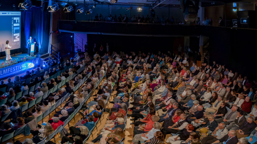Zahlreiche Gäste sind zur Eröffnung des 19. Fünf Seen Filmfestivals in die Schlossberghalle Starnberg gekommen. © Jörg Reuther / Fünf Seen Filmfestival