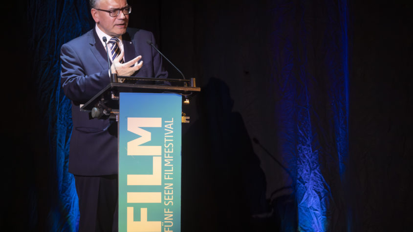 Medienminister Dr. Florian Herrmann: "Das Fünf Seen Filmfestival ist längst zum großen Treffen der Filmfamilie geworden. Ein herzliches Dankeschön an Impresario Matthias Helwig für sein leidenschaftliches Engagement und die inspirierende Programmauswahl." © Jörg Reuther / Fünf Seen Filmfestival