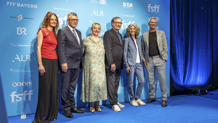 Gruppenbild zur Eröffnung des 19. Fünf Seen Filmfestivals in Starnberg (v.l.n.r.): Veronika Osterauer (Organisationsleiterin Fünf Seen Filmfestival) Medienminister Dr. Florian Herrmann, Johanna Bittenbinder (Schauspielerin, ZWEIGSTELLE) Rainer Bock (Schauspieler, Ehrengast) Laila Stieler (Drehbuchautorin, Jury Hauptwettbewerb) Matthias Helwig (Leiter Fünf Seen Filmfestival). © Pavel Broz / Fünf Seen Filmfestival