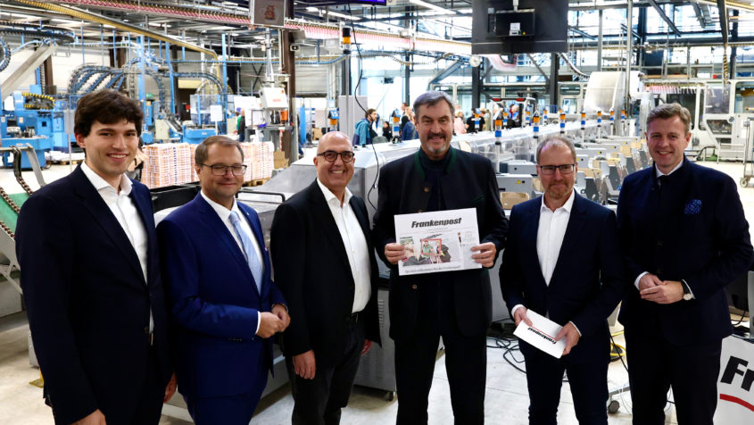 Gruppenbild zum 80. Jubiläum der Frankenpost im Rahmen des Tags der offenen Tür im Druckzentrum der Frankenpost Verlag GmbH in Hof unter anderem mit dem Geschäftsführer der Frankenpost Verlag GmbH sowie Verlagsgruppe Hof, Coburg, Suhl, Bayreuth, Andreas Heinkel (3. von links), Ministerpräsident Dr. Markus Söder (3. von rechts), dem Chefredakteur der Frankenpost Verlag GmbH sowie Verlagsgruppe Hof, Coburg, Suhl, Bayreuth, Stephan Sohr (2. von rechts), und dem Hofer Landrat Dr. Oliver Bär (rechts).